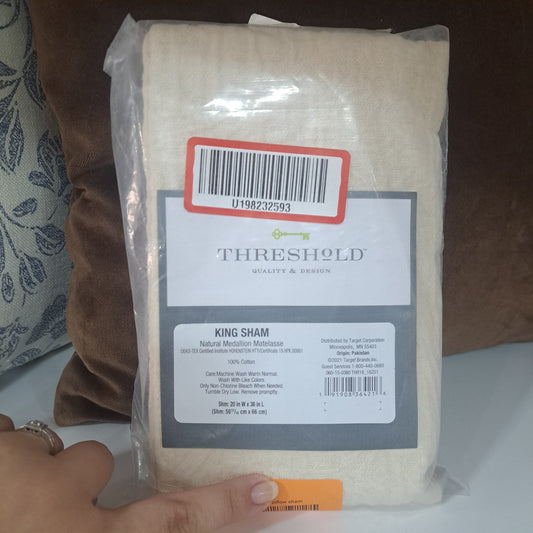 Threshold pillow sham